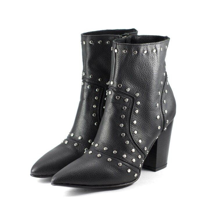 foto-elegante-hermoso-tacones-negros-piedras-metalicas-aisladas_181624-32296